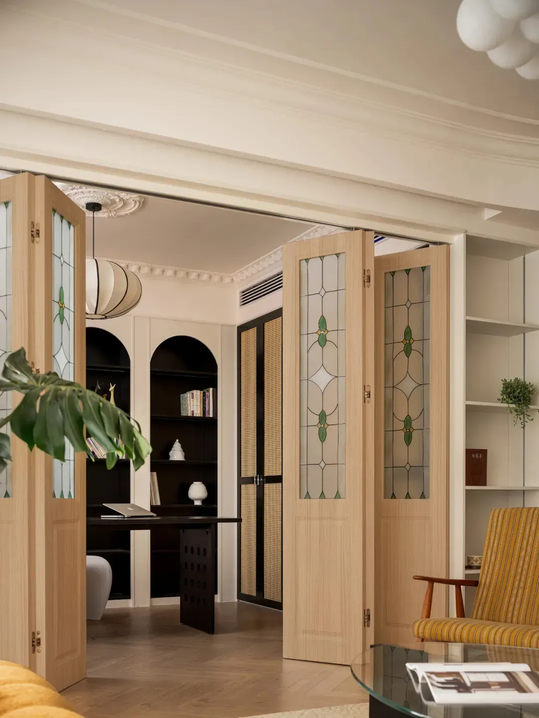 YAKCO 3D Kabartmalı Ahşap Panel: Ev Konaklamaları ve Kiralık Yazlıklar için "Darbeye Dayanıklı, Bakımı Kolay" Dekoratif Çözüm